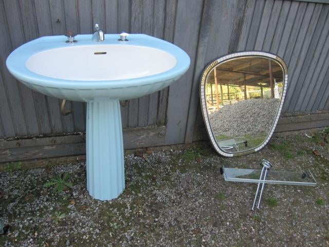 Blauwe vintage wastafel op zuil, handdoekstang en planchet