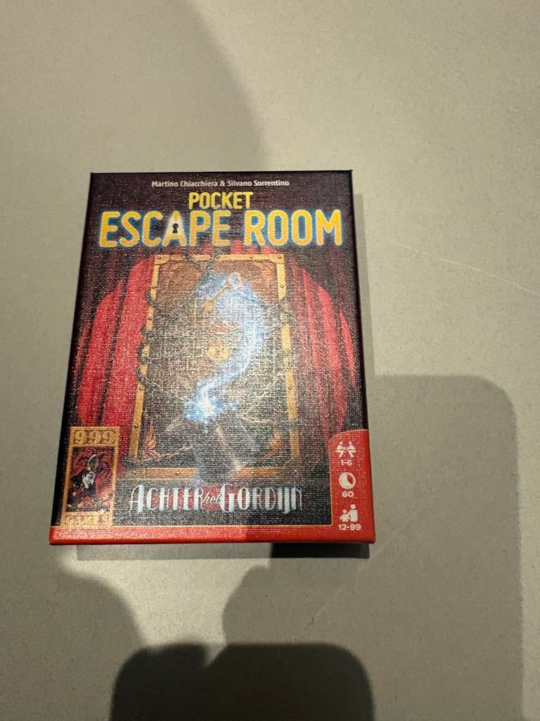 Pocket Escape Room: Achter het Gordijn, Vijf spelers of meer, Ophalen of Verzenden, Nieuw, Reisspel