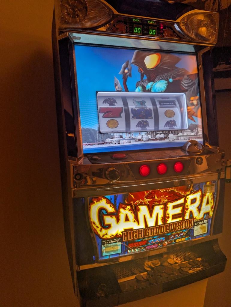 Zeldzame Gamera Pachislo fruitkast uit 1999, Verzamelen, Automaten | Gokkasten en Fruitautomaten, Gebruikt, Overige munten, Met sleutels