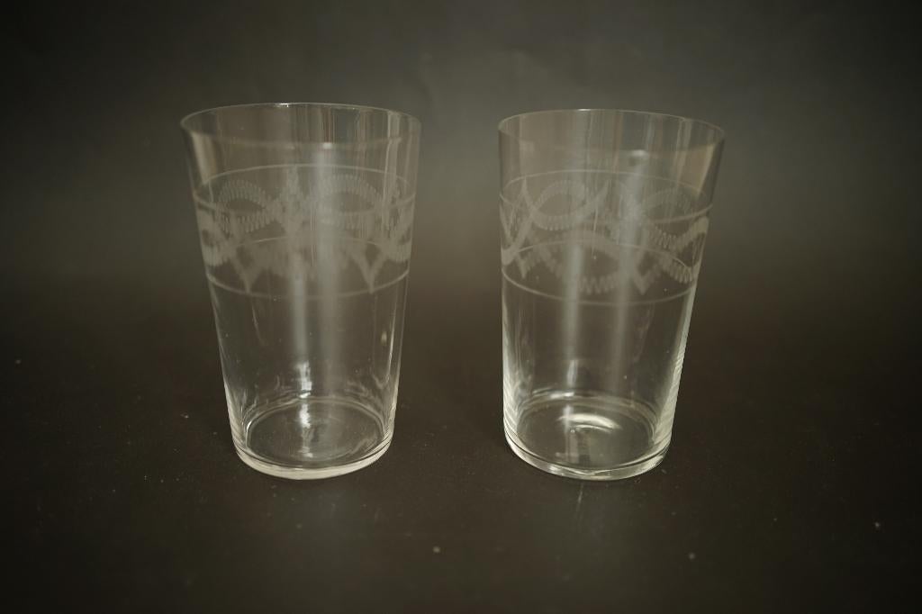 antiek waterglas 2 groot helder glas geëtst guirlande, Ophalen of Verzenden