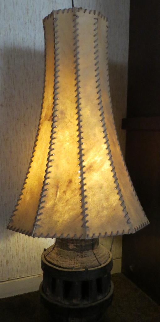 Aparte vloerlamp met varkensleren kap en wagenwiel voet., Ophalen, Gebruikt, Landelijk, Minder dan 100 cm