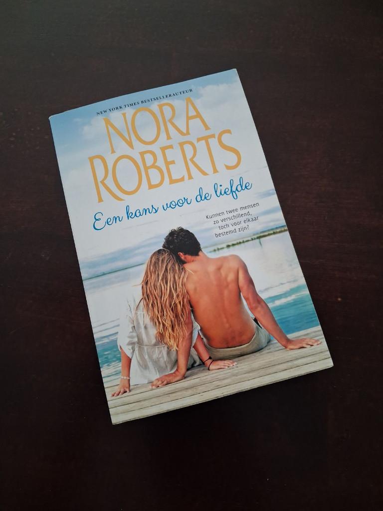 Nora Roberts - een kans voor de liefde dubbelroman 2 in 1, Boeken, Ophalen of Verzenden, Zo goed als nieuw