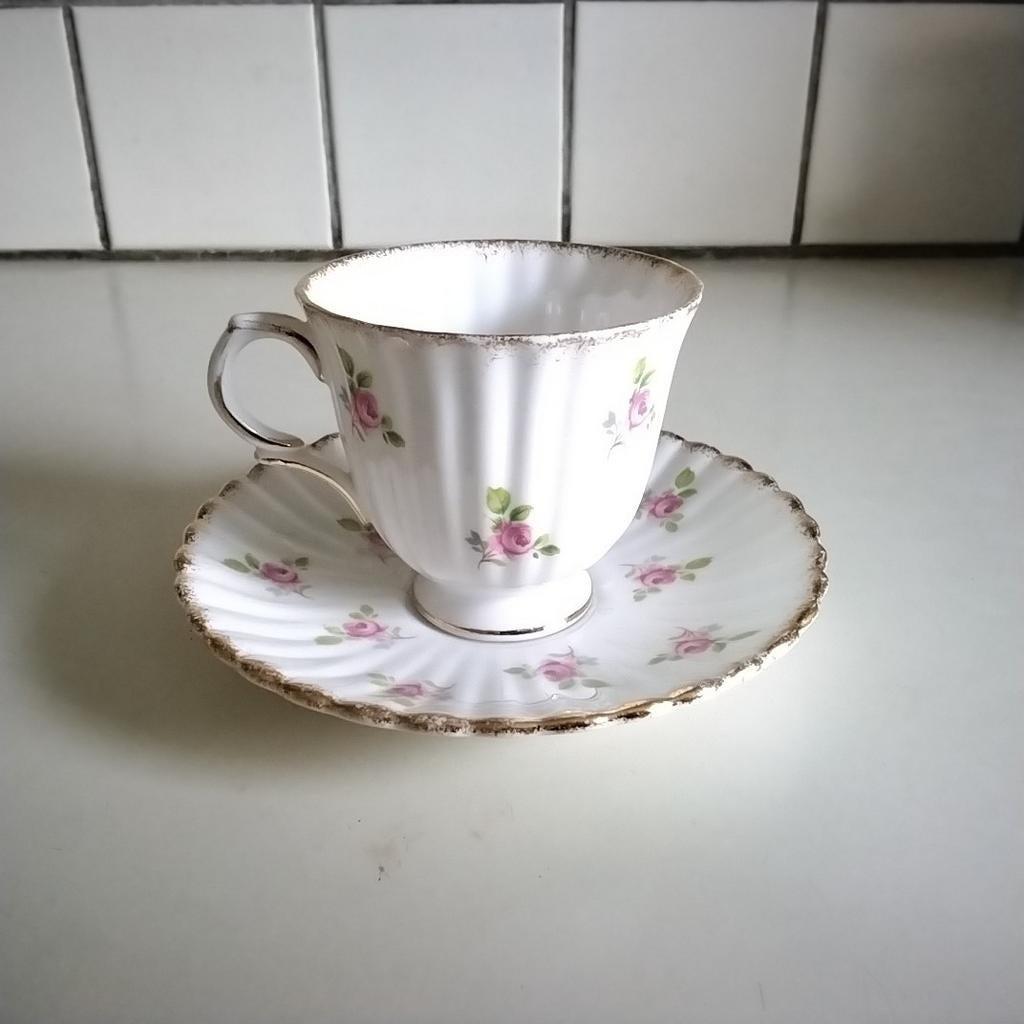 Royal stafford  " rosebud " kop en schotel, Huis en Inrichting, Keuken | Servies, Ophalen of Verzenden, Porselein, Overige stijlen
