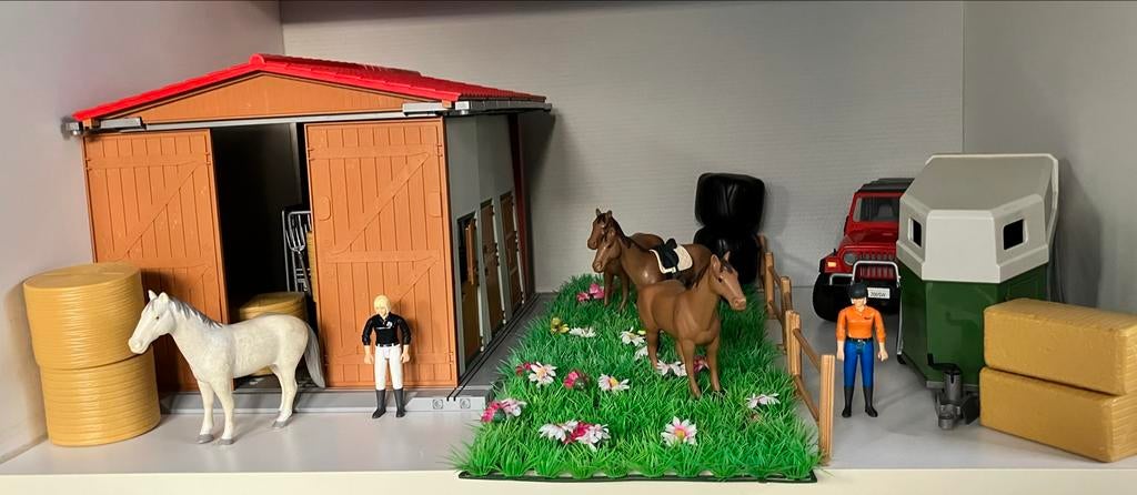 Grote Bruder paardenstal met jeep en paardentrailer, Overige merken, Ophalen of Verzenden, Zo goed als nieuw, Groter dan 1:32