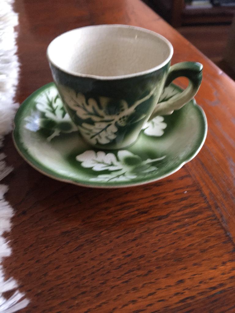 Kleine kop en schotel, eikenblad decor, Petrus Regout, Gebruikt, Ophalen of Verzenden, Overige stijlen, Kop(pen) en/of Schotel(s)