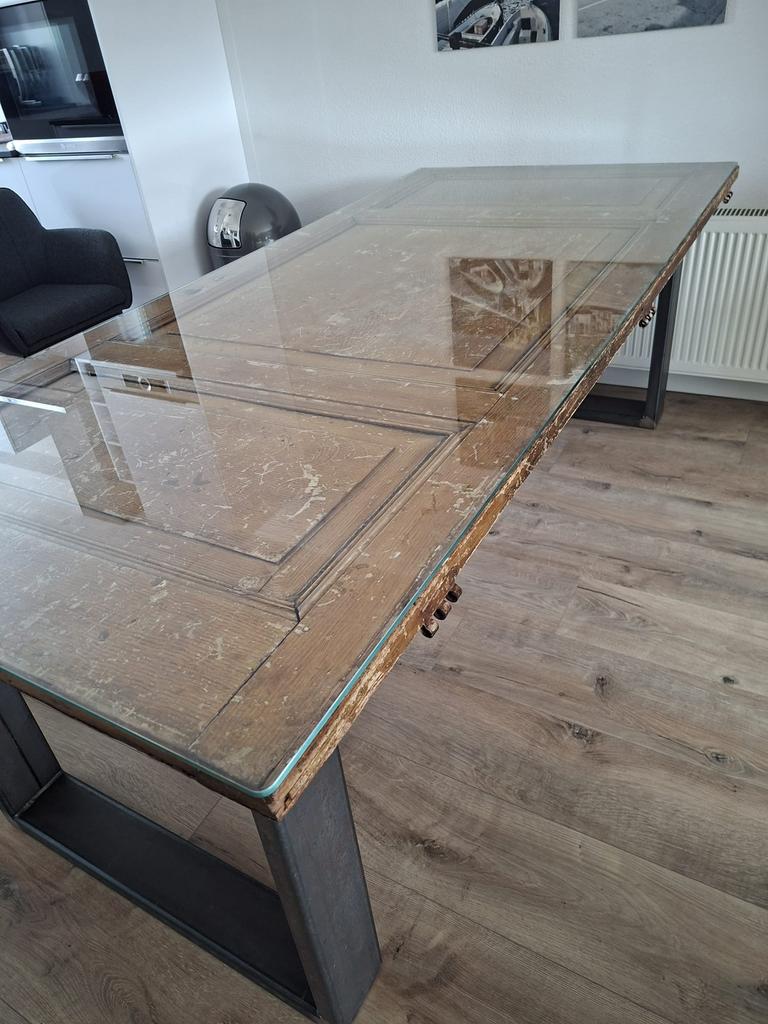 Eettafel van antieke branddeur oude witloffabriek, Huis en Inrichting, Tafels | Eettafels, Ophalen, Zo goed als nieuw, Rechthoekig