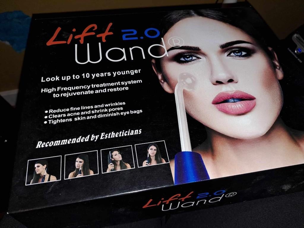 Lift Wand anti aging apparaat lijk tot 10 jaar jonger, Sieraden, Tassen en Uiterlijk, Uiterlijk | Gezichtsverzorging, Ophalen of Verzenden