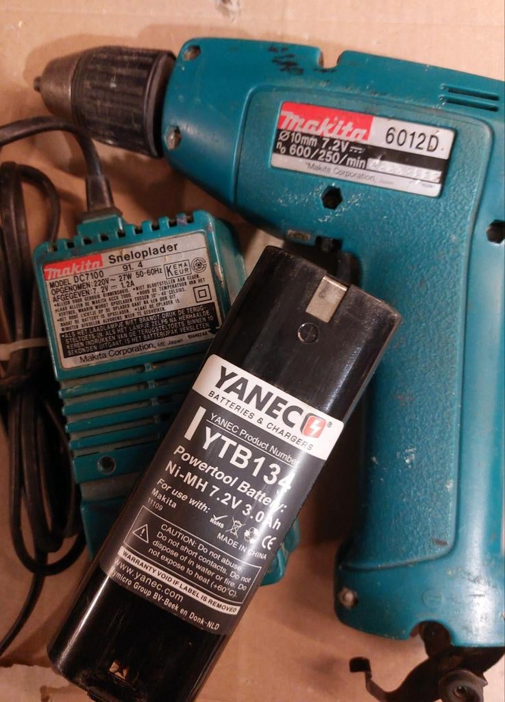 Makita 6012D Boormachine met lader en accu, Ophalen of Verzenden, Gebruikt, Minder dan 400 watt, Boormachine