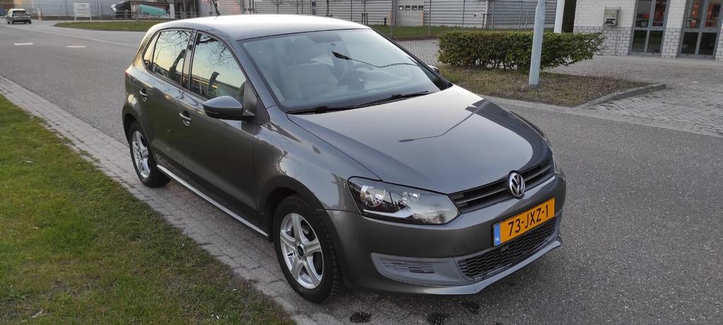 Volkswagen Polo 1.4 16V Automatic 2009 Grijs, Auto's, Stof, 40 €/maand, Beige, 4 cilinders