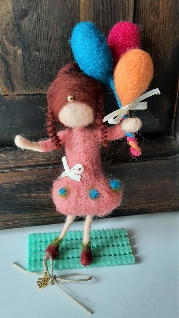 Genaaldvilt meisje met ballonnetjes wol naaldvilten handmade, Ophalen of Verzenden, Nieuw, Figuurtje(s), Wolvilt