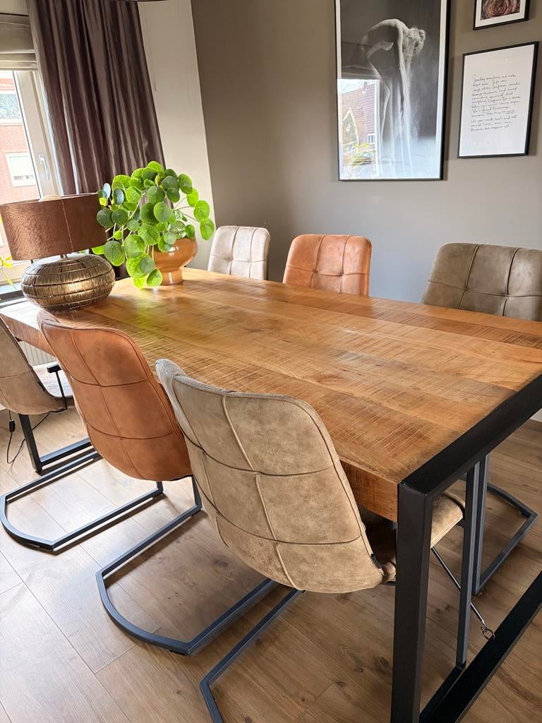 Industriële eettafel mangohout met 6 stoelen (leerlook), Ophalen, 100 tot 150 cm, Zo goed als nieuw, Vijf personen of meer