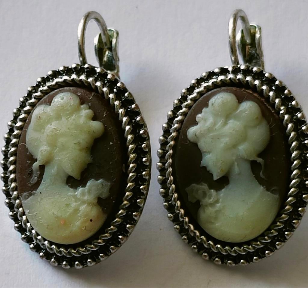 Zilverkleur vintage bruin/creme camee oorbellen, Ophalen of Verzenden, Zo goed als nieuw, Bruin, Overige materialen