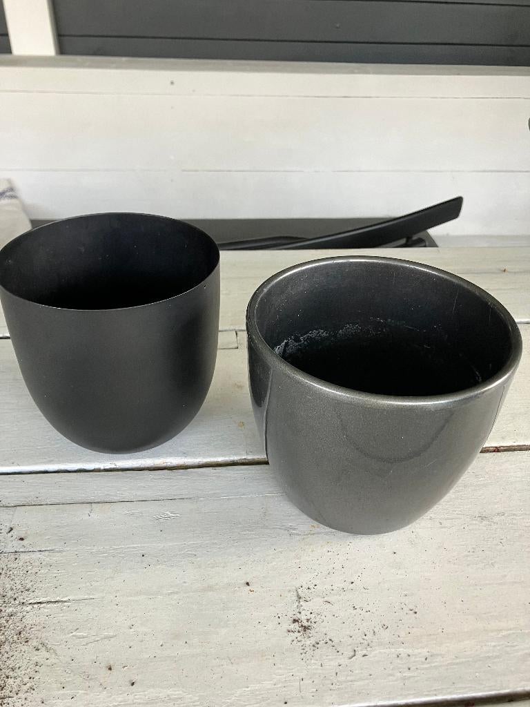 2 zwarte bloempotten antraciet zwart metaal en steen samen, Steen, Zwart, Ophalen of Verzenden, Zo goed als nieuw