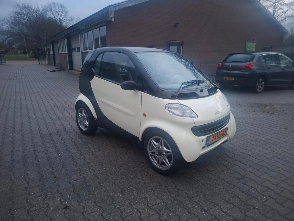 MCC Smart 0.6 40KW AUT 2002 Zwart, Auto's, Smart, Automaat, 54 pk, 18 €/maand, Zwart