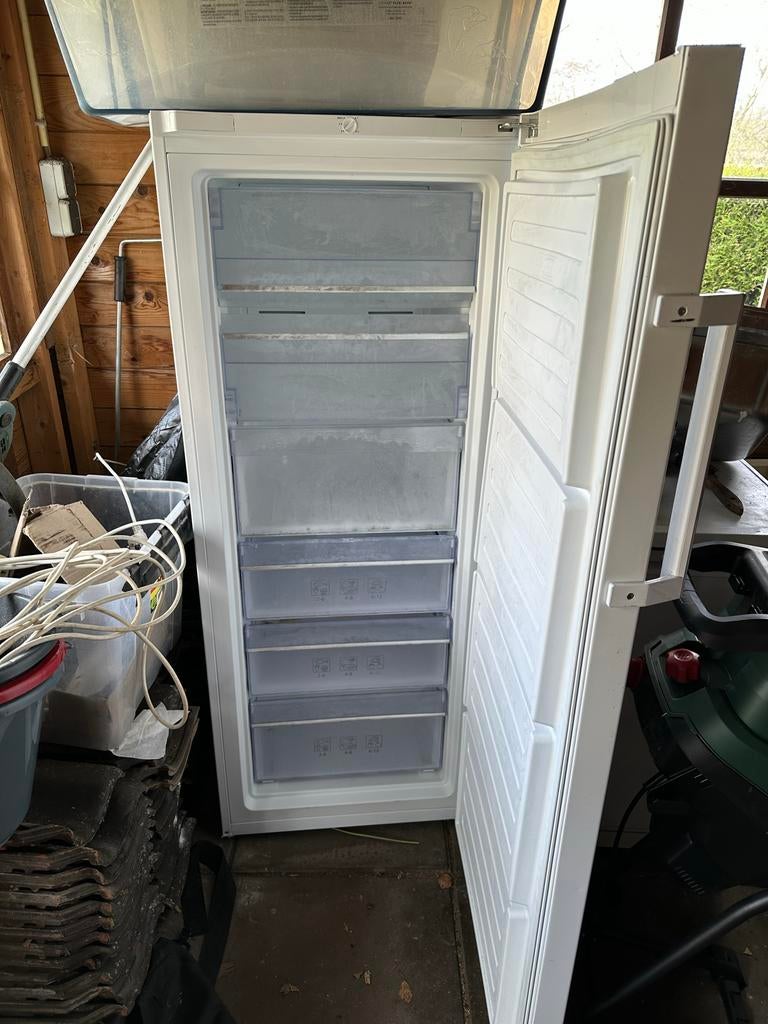 Beko RFNE270K32WN No Frost Vriezer- 150 cm hoog, Witgoed en Apparatuur, Gebruikt, Minder dan 60 cm, Energieklasse A of zuiniger