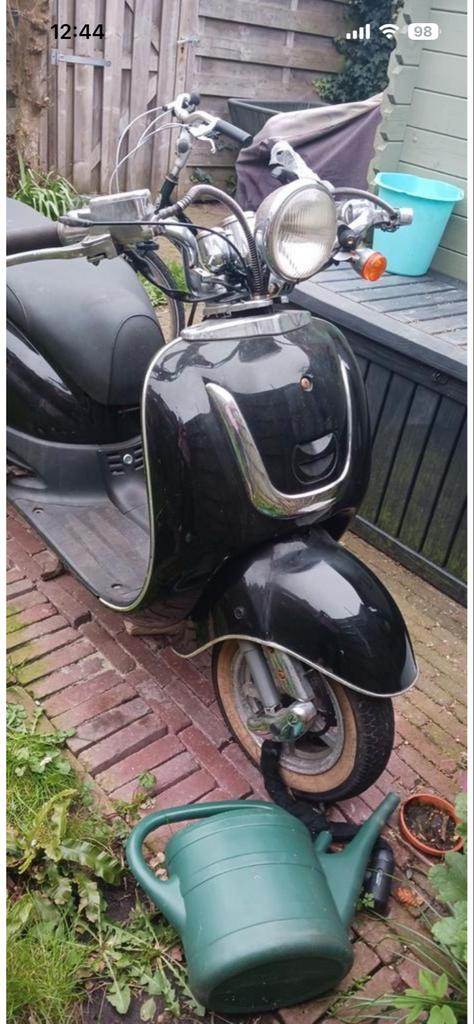 Zwarte Scooter - Ideaal voor stadsverkeer, Ophalen of Verzenden, Gebruikt, Maximaal 45 km/u, Benzine