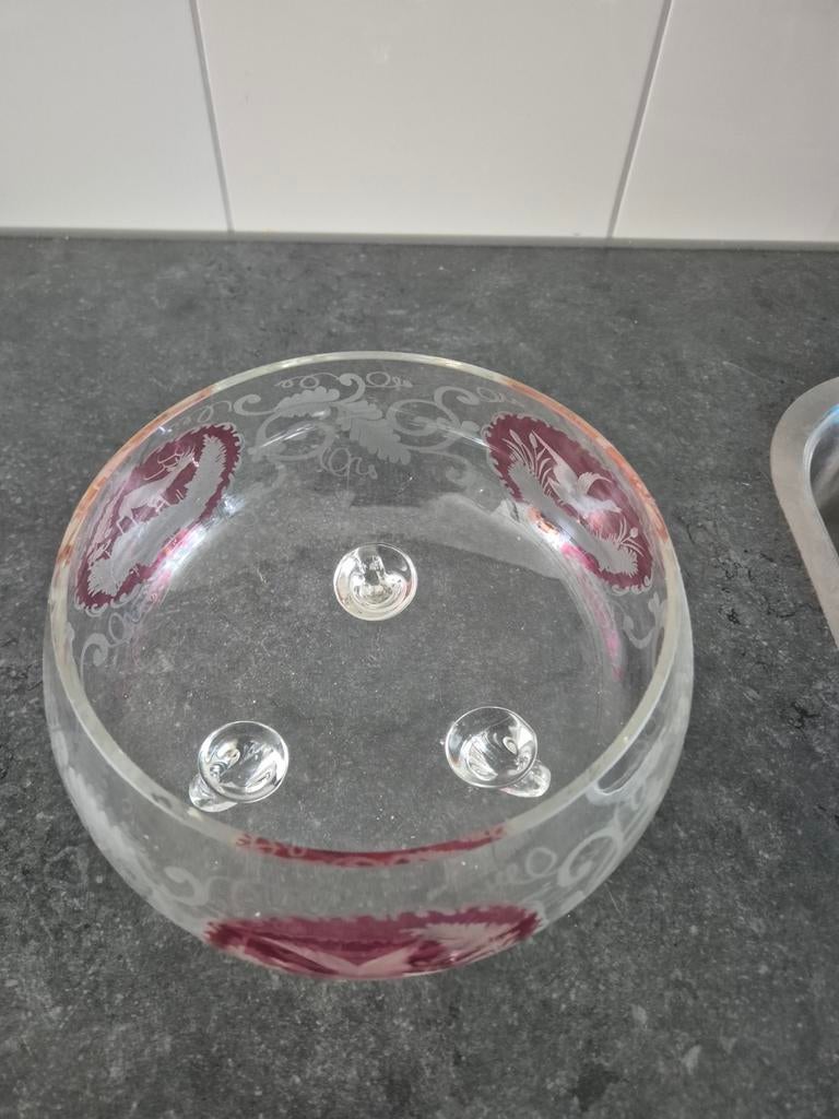 Glazen schaal met rode decoratie en hert, Ophalen of Verzenden