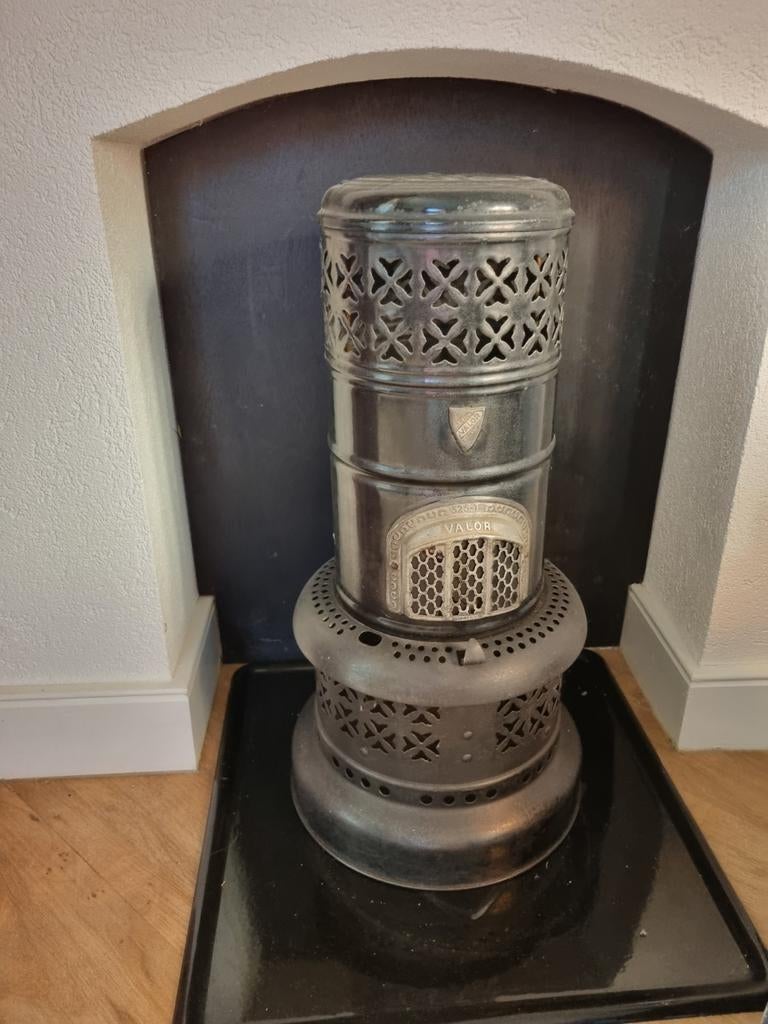 Ter decoratie: een petroleumkachel met bodemplaat, Ophalen