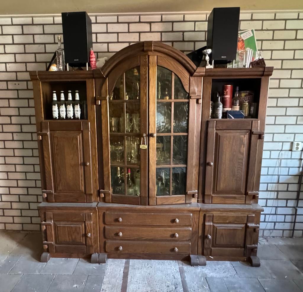 Klassieke massief houten vitrinekast/ buffetkast/ barkast, Ophalen, Gebruikt, Met deur(en), Klassiek