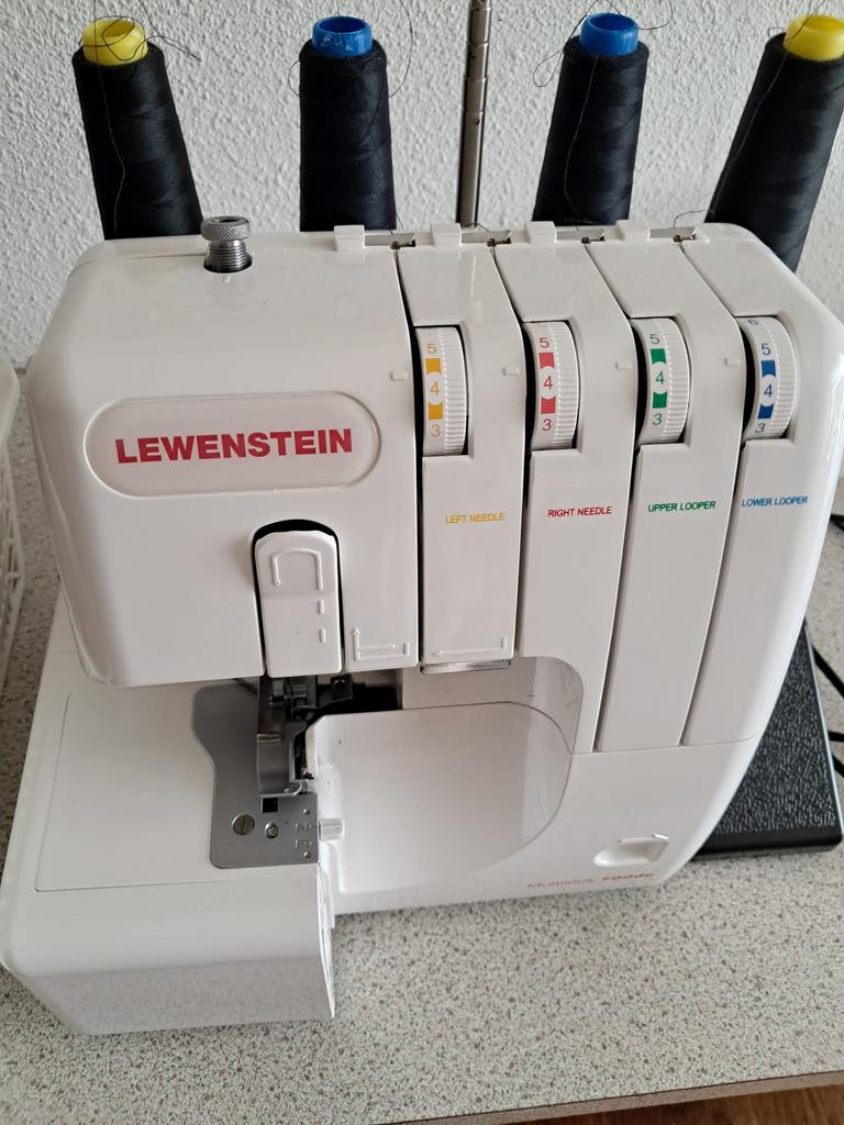 Lockmachine Lewenstein 700de met garen, Ophalen, Gebruikt, Lockmachine, Lewenstein