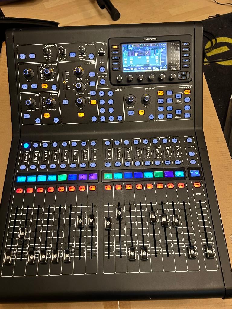 Midas M32R Live met extra's, Muziek en Instrumenten, Ophalen, Gebruikt, 20 kanalen of meer