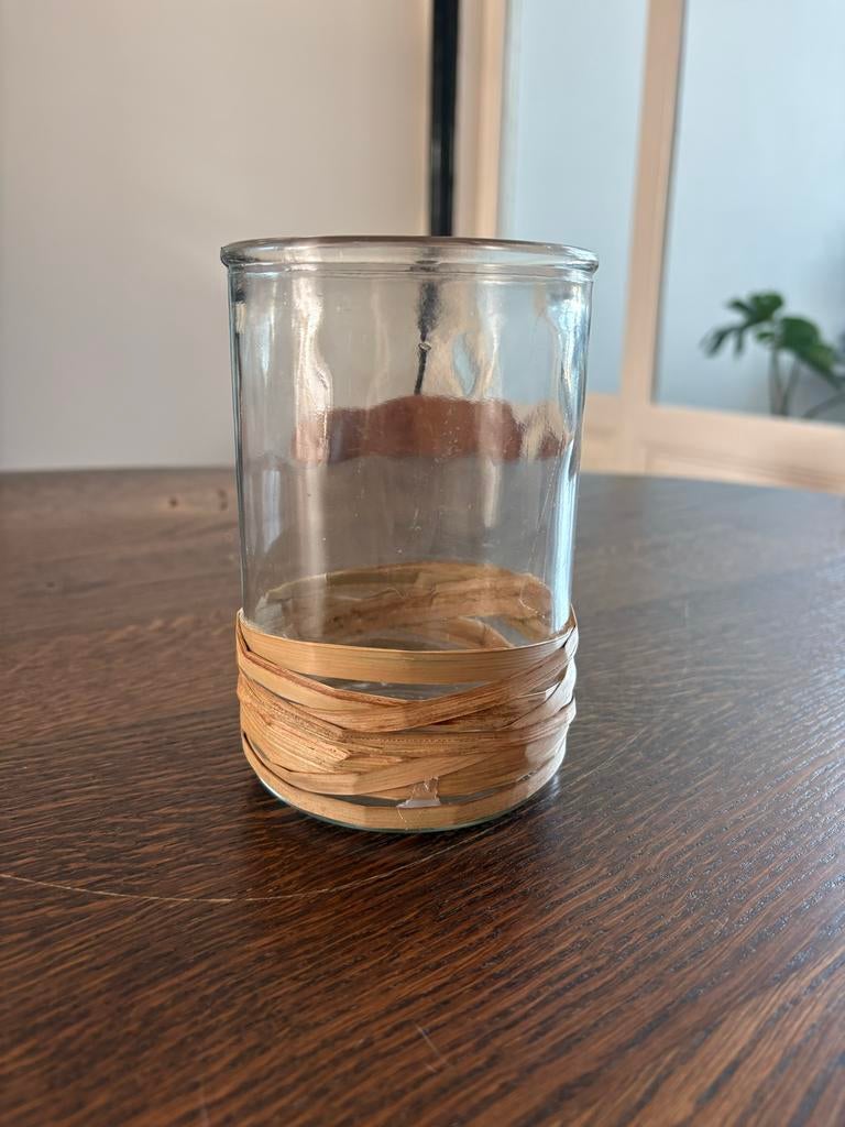 Glazen vaasje met rieten band, Huis en Inrichting, Woonaccessoires | Vazen, Overige kleuren, Ophalen of Verzenden, Minder dan 50 cm