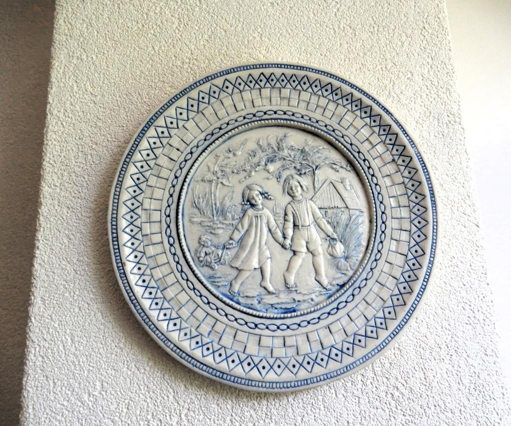 Wandbord antiek, meisje en jongen in relief., Ophalen of Verzenden