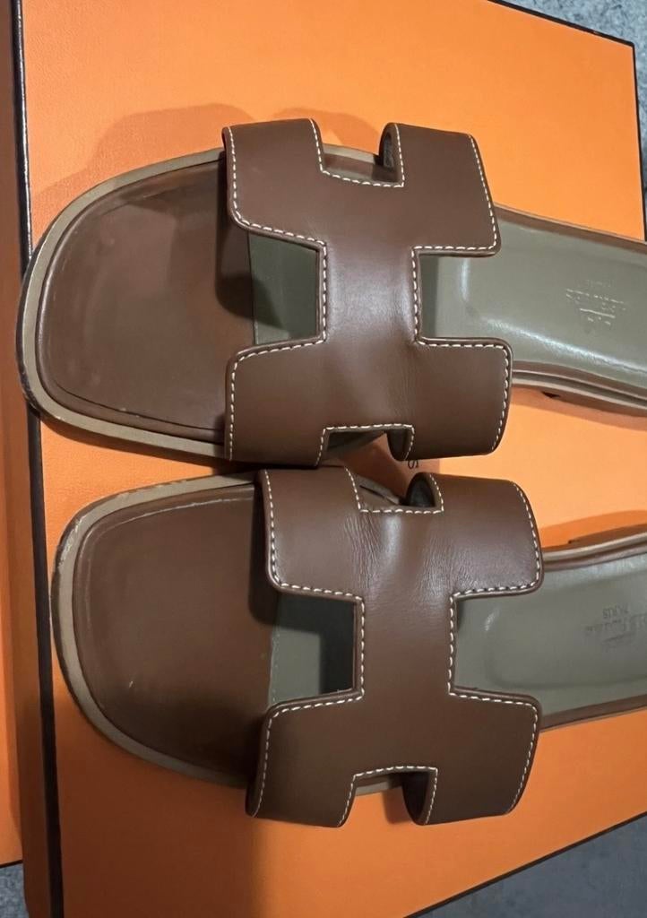 Originele Hermes Oran Slippers Maat 37 - Gedragen, Kleding | Dames, Schoenen, Slippers, Bruin, Ophalen of Verzenden, Gedragen
