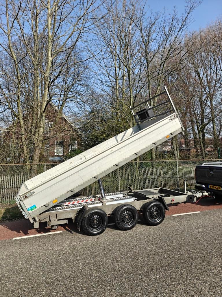 Hapert 3 zijdige kipper aanhanger + rijplaten, Auto diversen, Ophalen of Verzenden, Zo goed als nieuw