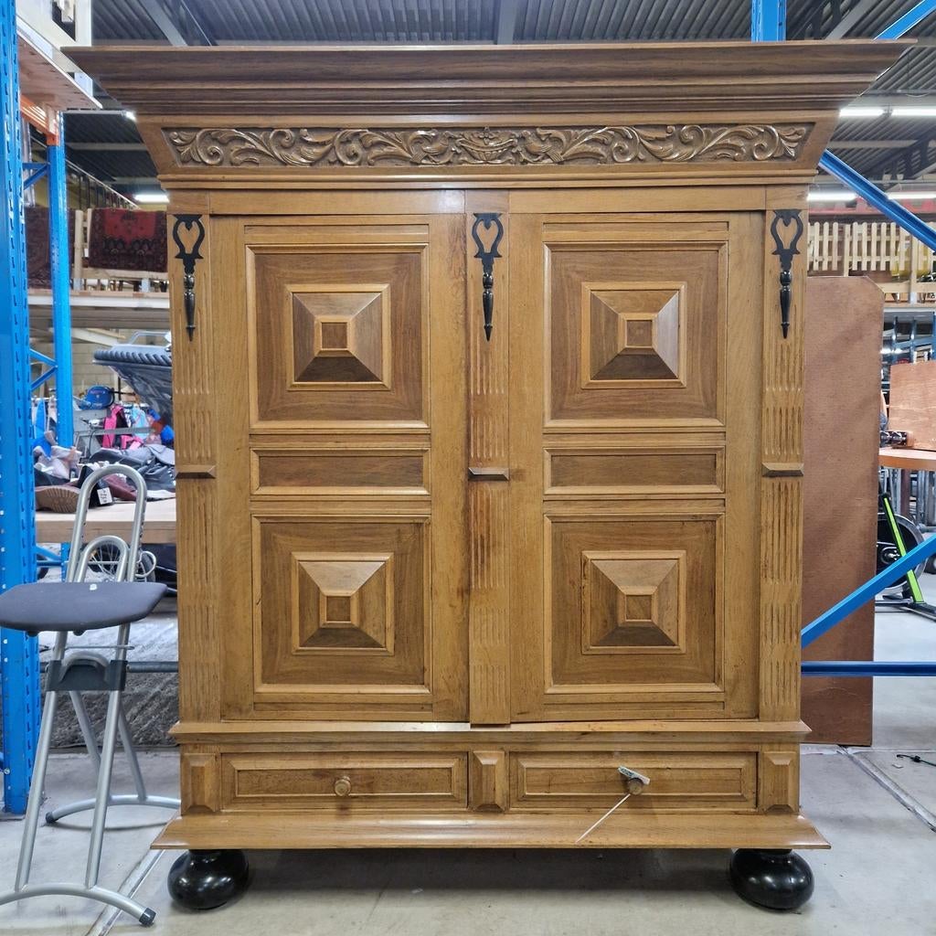 Robuuste Antieke Dekenkast met Sierlijk Houtsnijwerk, Ophalen