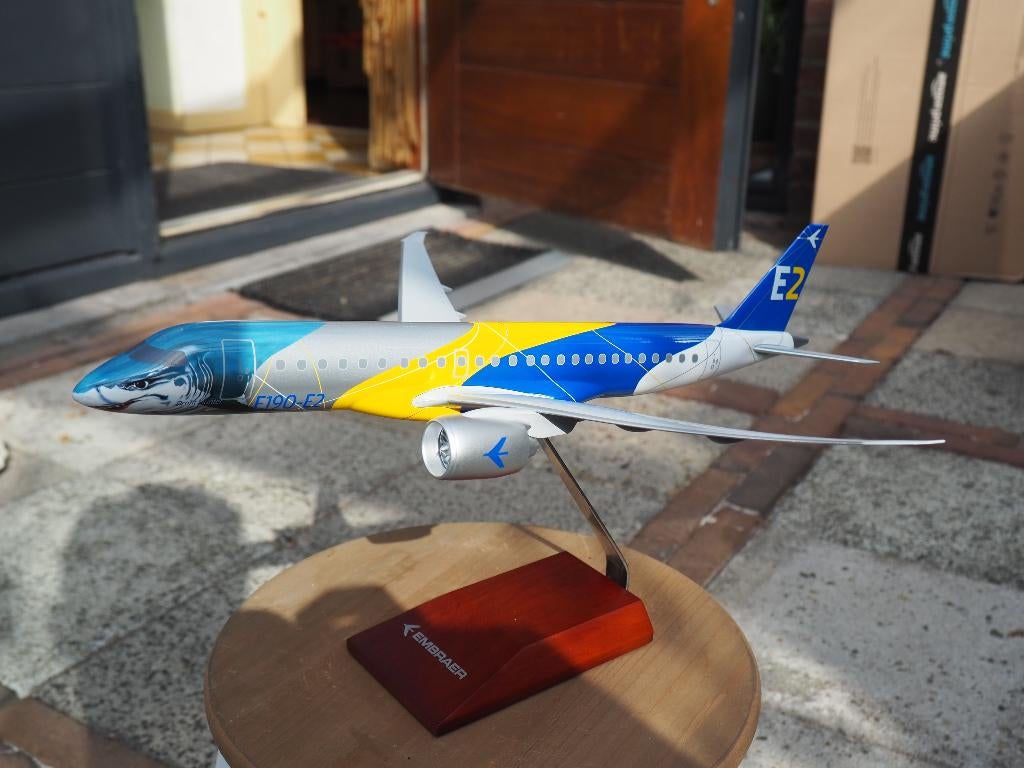 Embraer 190-E2 1:100 House livery Lupa, Ophalen of Verzenden, Nieuw, Schaalmodel