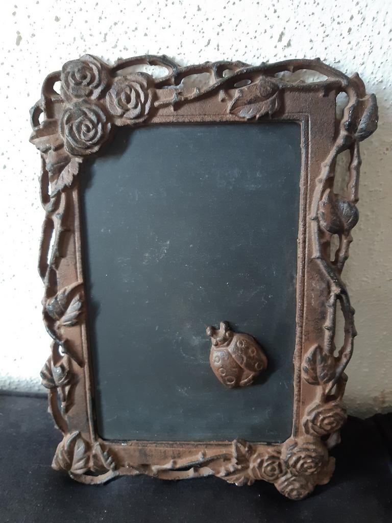 Schoolbordje , mooie ijzeren  bloemenrand+magneet sober, Ophalen of Verzenden