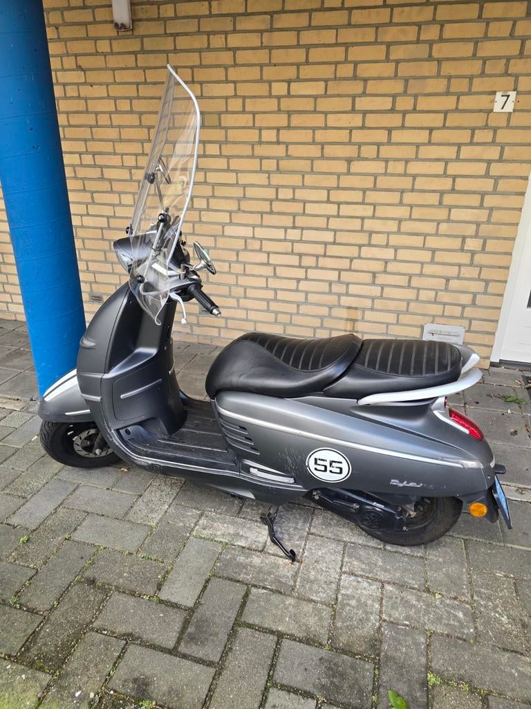 Peugeot Django scooter uit 2021, Fietsen en Brommers, Scooters | Peugeot, Ophalen, Gebruikt, Benzine, Overige modellen