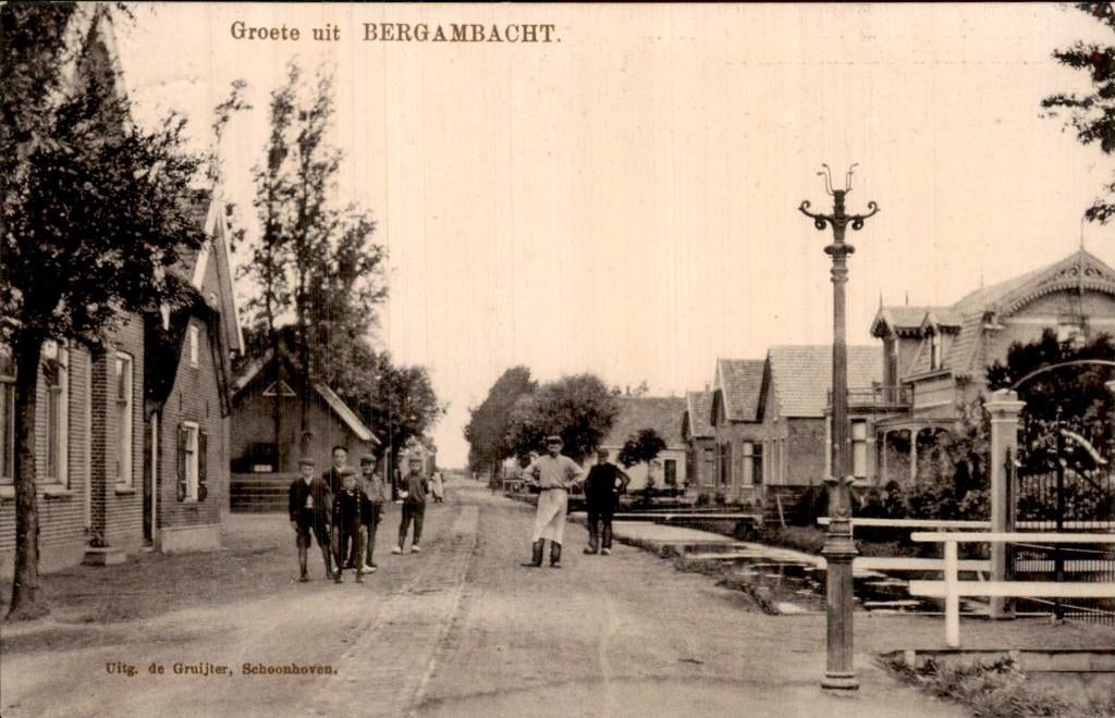 Bergambacht - Straat - Huizen en lantaarn, Ophalen of Verzenden, Voor 1920, Gelopen, Zuid-Holland