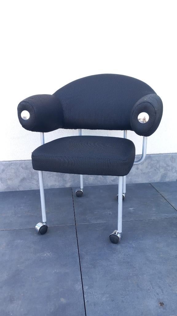 Inno verrijdbare conferentie stoel.