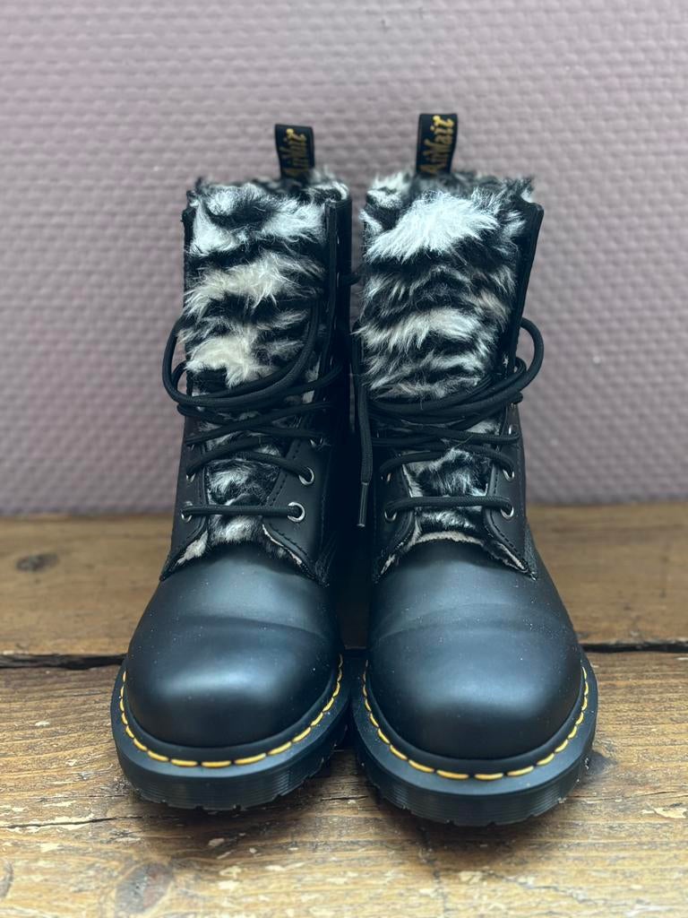 Dr Martens Serena maat 40, Kleding | Dames, Schoenen, Ophalen of Verzenden, Nieuw, Zwart