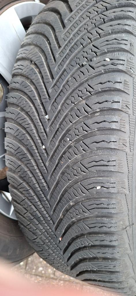 Set winterbanden met vw velgdoppen, Ophalen, Gebruikt, 16 inch, Banden en Velgen