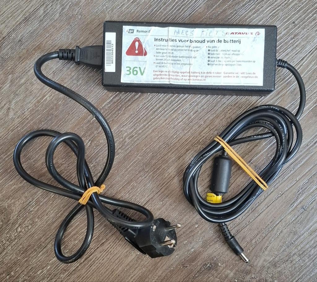 Fietslader 36 Volt.2.35 A, Fietsen en Brommers, Fietsaccessoires | Fietsaccu's, Ophalen of Verzenden