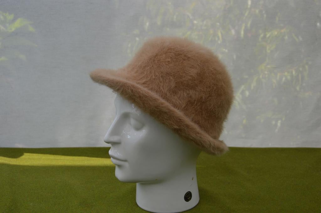 Vintage mohair cloche hoed met rolrand kleur beige, Kleding | Dames, Ophalen of Verzenden, Zo goed als nieuw, 56 of 57 cm (M, 7 of 7⅛ inch)