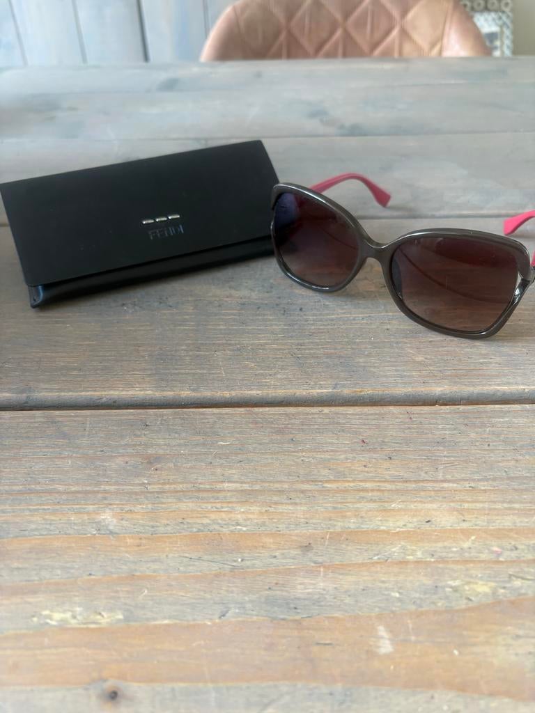 Fendi zonnebril bruin met rode pootjes, Sieraden, Tassen en Uiterlijk, Zonnebrillen en Brillen | Dames, Overige merken, Zonnebril