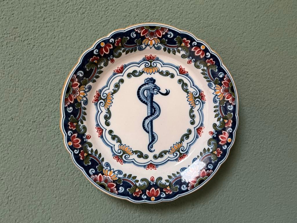 Makkumer aardewerk wandbord met esculaap, Ophalen of Verzenden