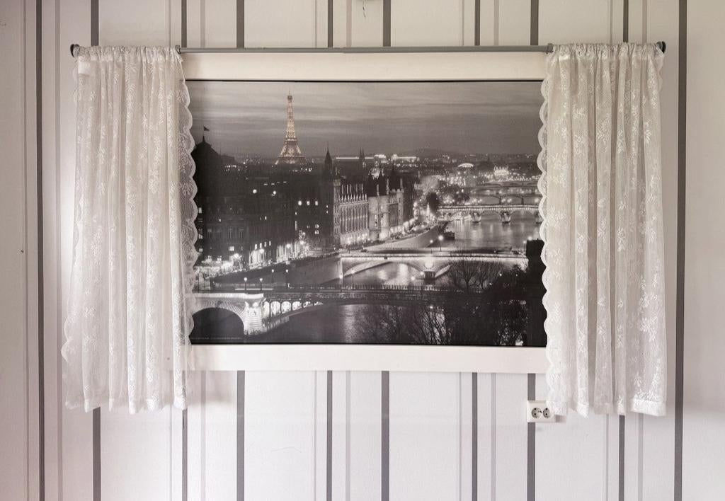 Ikea poster Parijs uitzicht met raamwerk en gordijntjes, Ophalen, Gebruikt, 100 tot 125 cm, Foto of Poster