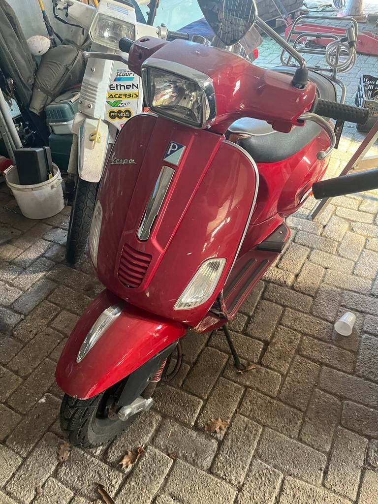 Rode Vespa scooter met schade, Fietsen en Brommers, Ophalen, Gebruikt, Overige modellen