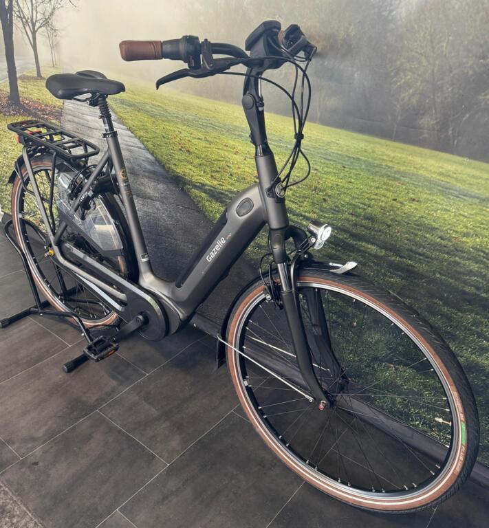 Gazelle Grenoble C7+ Electrische Fiets met Bosch Middenmotor, Wilhelminaweg 8, 6951 BP Dieren, Nederland, Koninklijke Gazelle N.V.