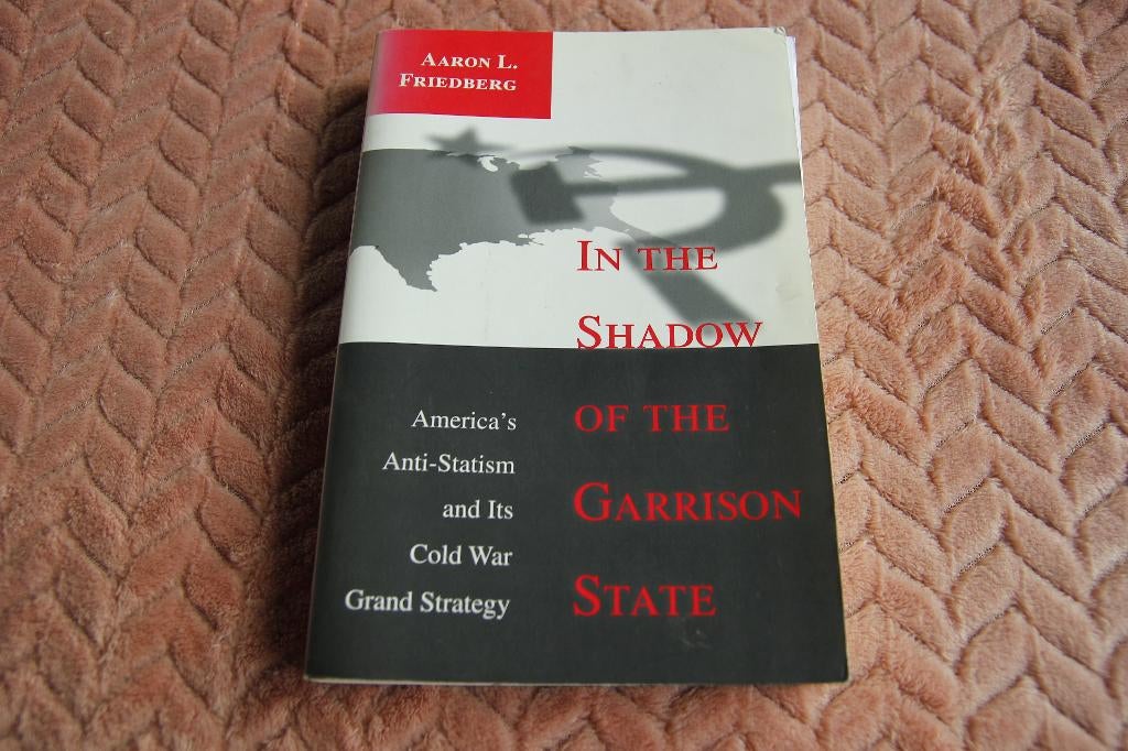 In the shadow of Garrison State, Boeken, Geschiedenis | Wereld, Gelezen, Noord-Amerika, Ophalen of Verzenden