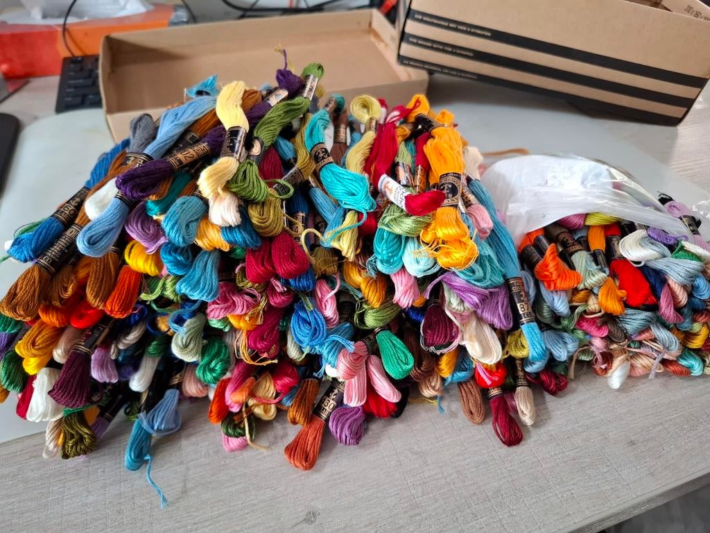 Grote partij borduurgaren - ca. 300 strengen diverse kleuren, Ophalen of Verzenden, Gebruikt, Handborduren, Borduurgaren of Zijde