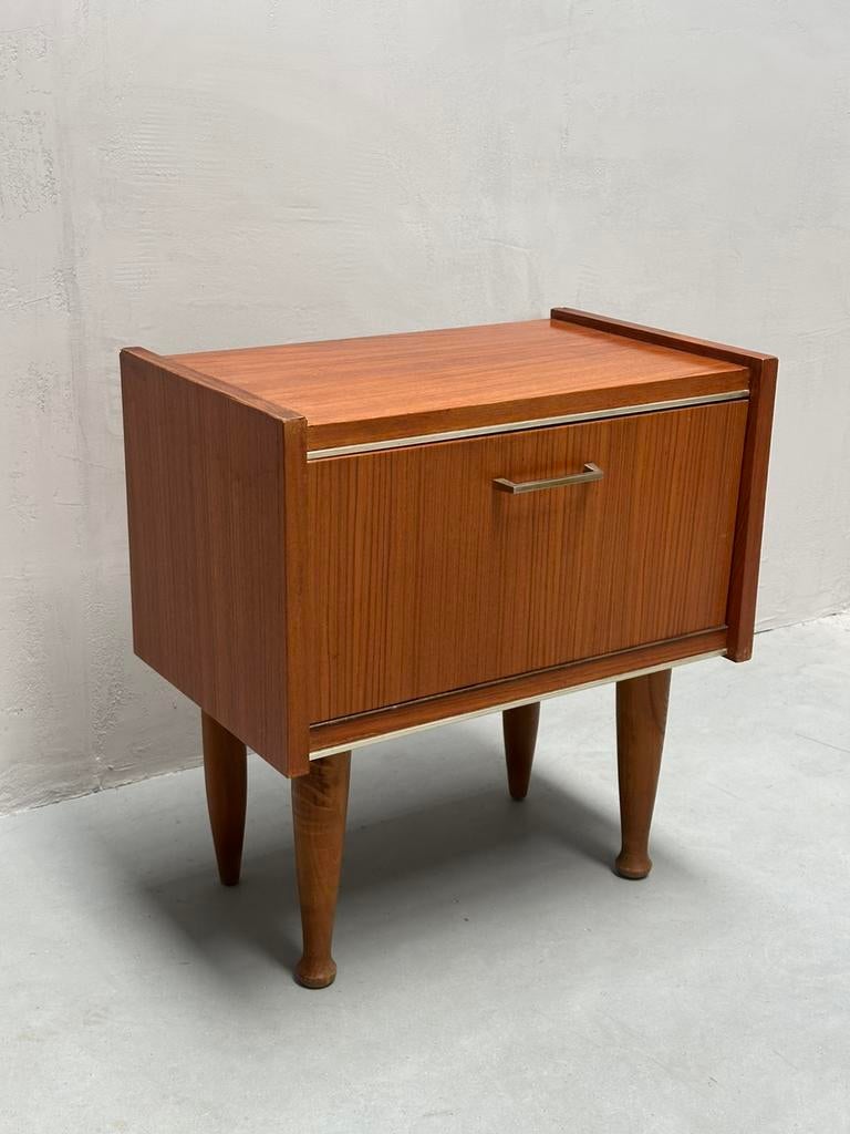 Vintage nachtkastje met klep, Gebruikt, Minder dan 45 cm, Ophalen of Verzenden, X