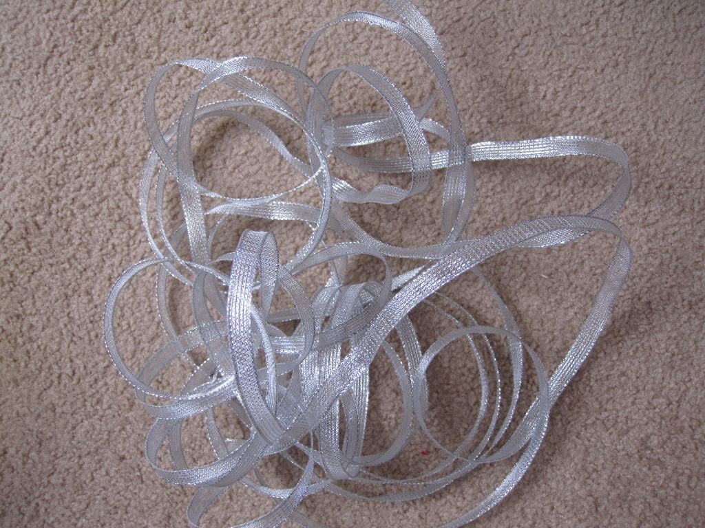 Mooi zilverkleurig lint aan de zijkanten verstevigt., Ophalen of Verzenden, Nieuw, Lint, Band of Elastiek