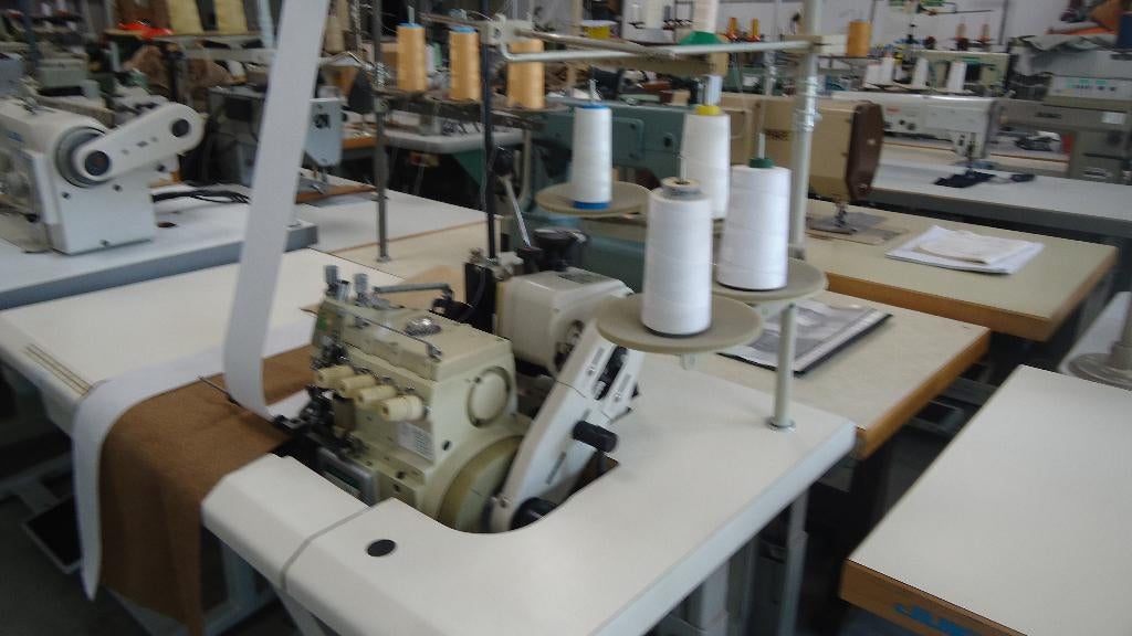 Industrie lockmachine Yamato met Puller (Gordijnband ), Overige merken, Gebruikt, Ophalen of Verzenden, Naaimachine