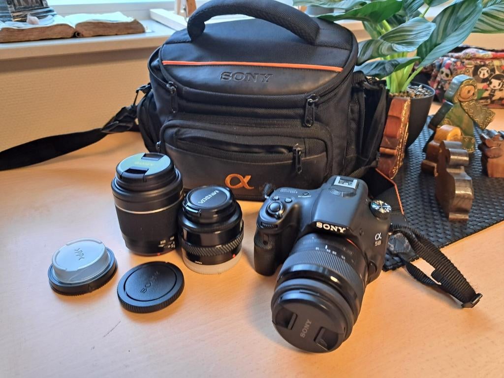 Sony Alpha 58 DSLR met 2 lenzen, tas en oplader, Ophalen of Verzenden